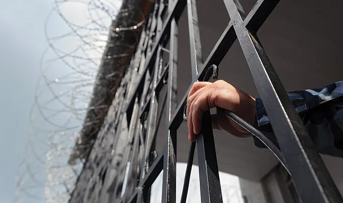Олмалиқдаги колонияда 21 ёшли маҳкум вафот этди