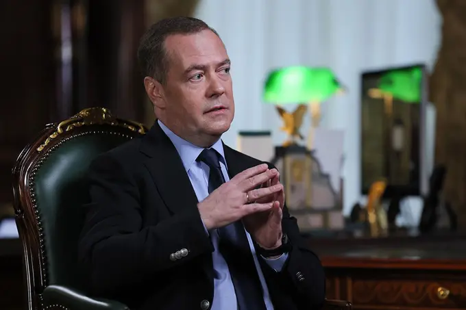Medvedev Ukraina oldida ikkita chiqish yo‘li borligini aytdi