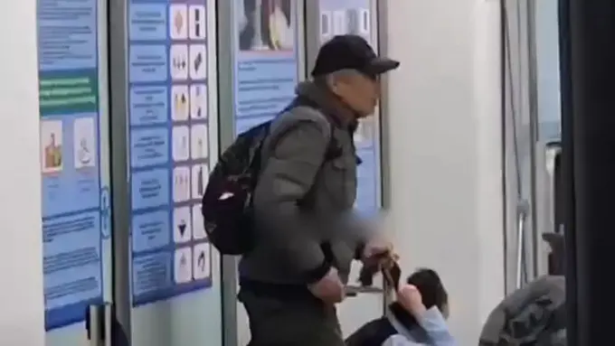 Olmaota aeroportida pichoq ko‘targan erkak xodimni garovga oldi (video)