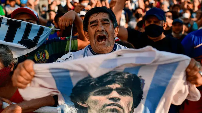 “Mana, u shunday vafot etdi!” – Maradonaning shov-shuvli surati sudda namoyish qilindi (video)