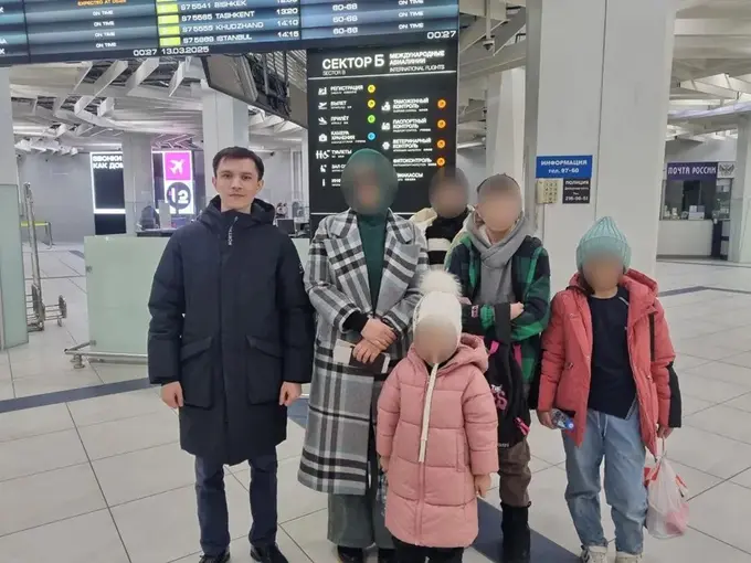 Россияда қийин аҳволга тушиб қолган аёл тўрт фарзанди билан Ўзбекистонга қайтарилди 
