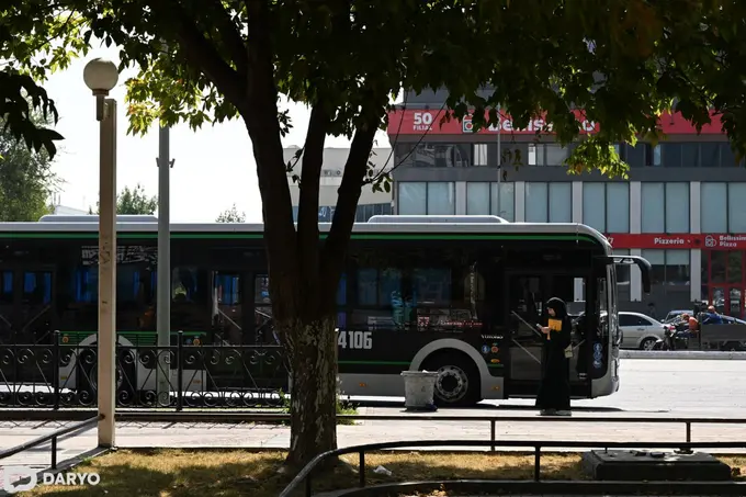 Toshkentda avtobus haydovchisi yo‘lovchilarni tushirib yuborganiga izoh berildi