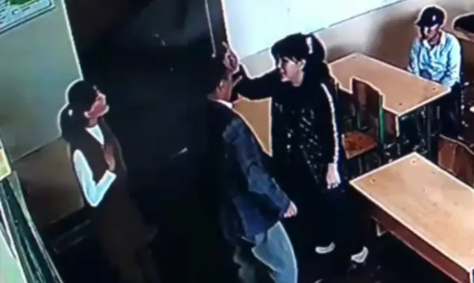 Samarqanddagi maktabda o‘quvchining onasi o‘qituvchiga tarsaki tushirdi (video) 