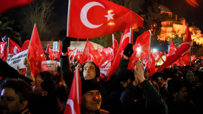 Turkiyada Istanbul meri hibsga olingani ortidan namoyishlar boshlandi