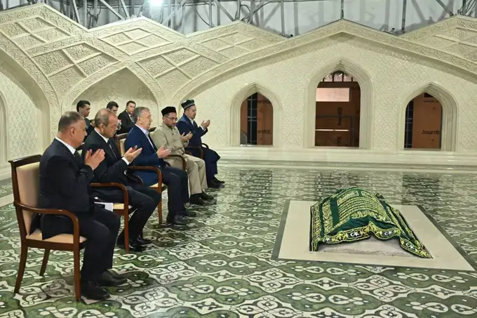 Shavkat Mirziyoyev Imom Buxoriy maqbarasini ziyorat qildi. Qur’on tilovat etilib, duo o‘qildi (foto)