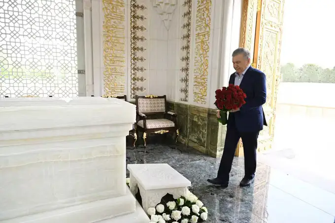 Шавкат Мирзиёев посетил мавзолей первого президента Ислама Каримова