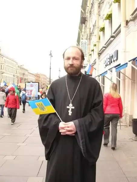 Rossiyada ruhoniy 2014-yilda Ukraina bayrog‘i bilan tushgan surati uchun 14 sutkaga qamaldi 