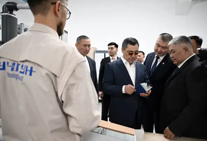 Қирғизистоннинг хорижга чиқиш паспортлари дизайни ўзгарди (фото)
