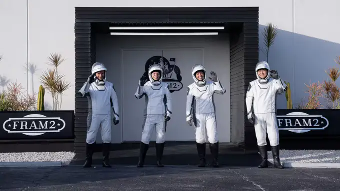 SpaceX сайёҳлар бўлган космик кемани илк орбитал парвозга учирди