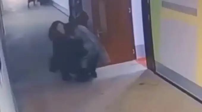 Qashqadaryodagi maktabda direktor va o‘qituvchi ayol soch yulishib janjallashdi (video)