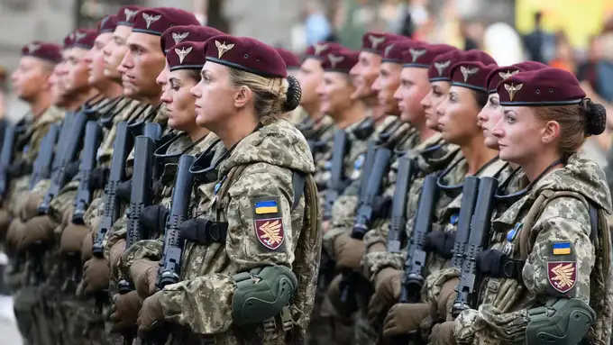 Zelenskiy ofisi ayollarni armiyaga majburiy chaqirishni taklif qildi