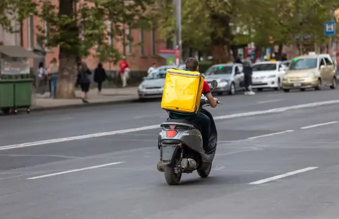 Rossiyada ikki o‘zbekistonlik politsiya qiyofasida kuryerdan pul undirdi