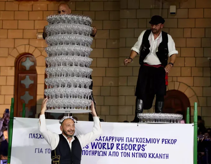 Kiprda erkak 468 ta stakanni boshiga qo‘yib raqsga tushdi (video)