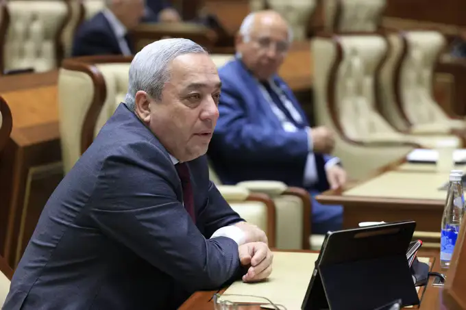 “Faqat davlat tilida qabul qilinadi” — senator Azamat Ziyo qonunning rus tilidagi matniga eʼtiroz bildirdi