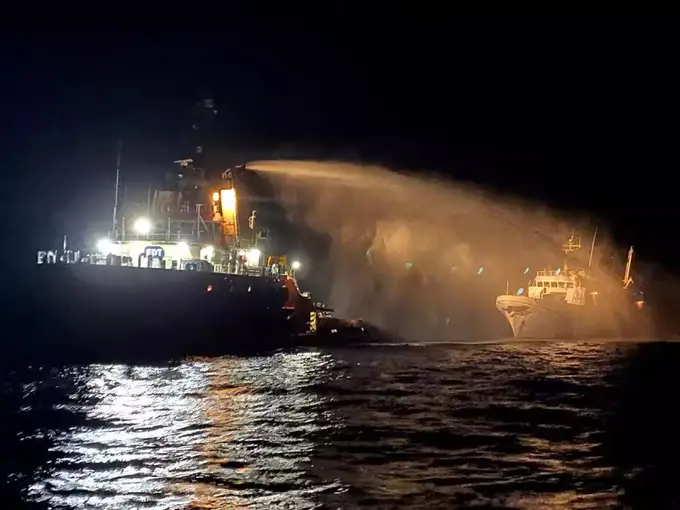G‘azoga gumanitar yuk olib ketayotgan kemaga dronlar hujum qildi (video)