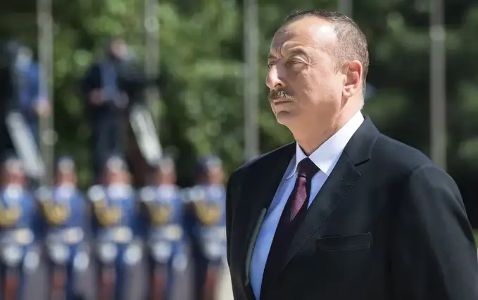Озарбайжон президенти Путиннинг парадига боришдан бош тортди