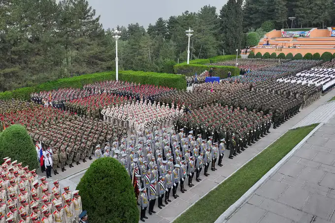 Qirg‘iziston va Tojikiston harbiy parad o‘tkazdi (foto) 