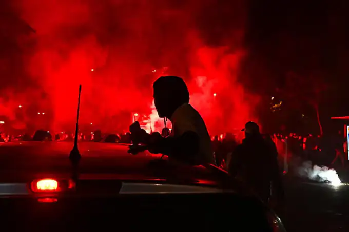 Парижда автомобиль “ПСЖ” мухлислари устига ҳайдалди (видео)