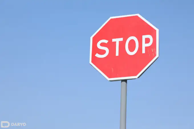Avtomobil yo‘llaridan o‘tgan ayrim temiryo‘l kesishmalarida “Stop” belgilari boshqariluvchi svetoforlarga almashtiriladi
