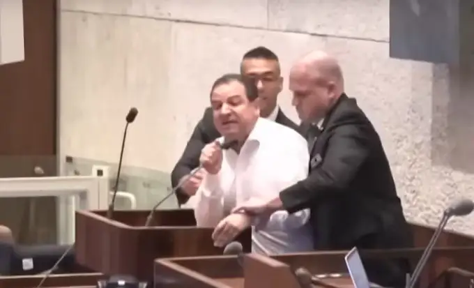 Isroilda G‘azodagi “qirg‘in”ni qoralagan deputat majlisdan olib ketildi (video)