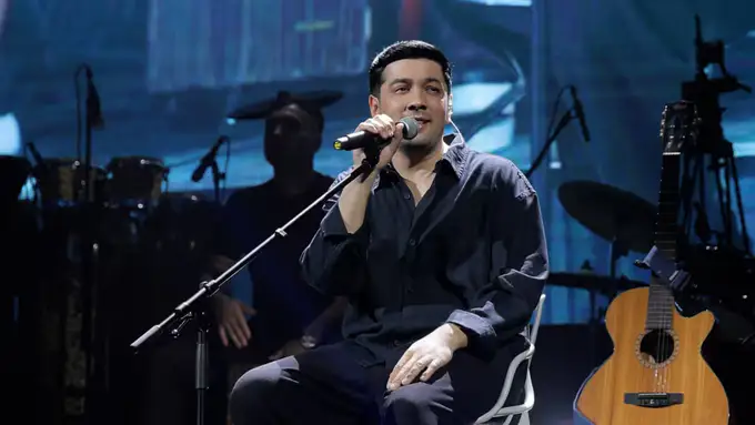 Kichik to‘y, 15 ta premyera va sun’iy intellekt yordamida yaratilgan tarixiy klip — Jaloliddin Ahmadaliyevning yangi konsertidan reportaj