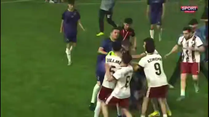 Havaskorlar o‘rtasidagi futbol musobaqasida ommaviy janjal yuzaga keldi (video)
