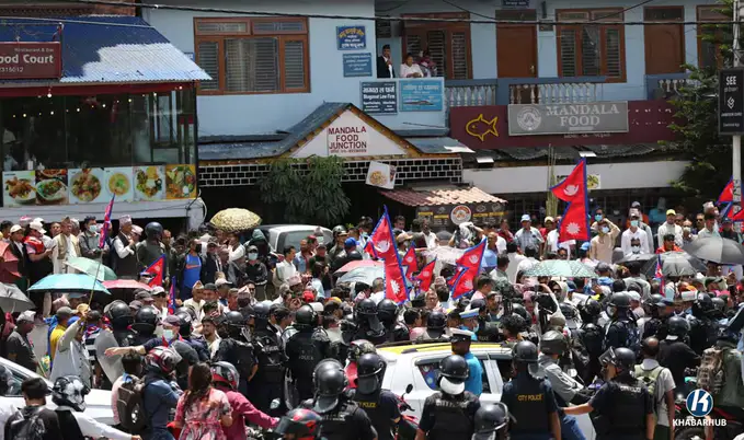 Непалда ўн минглаб намойишчилар монархияни тиклашни талаб қилмоқда
