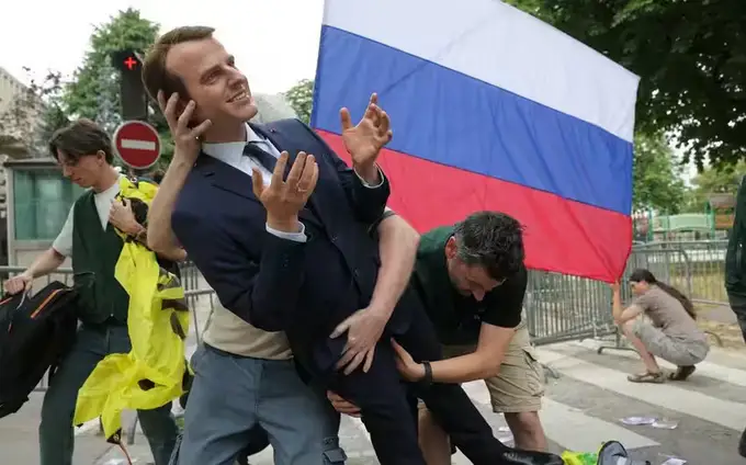 Парижда Макроннинг ҳайкали ўғирлаб кетилди 
