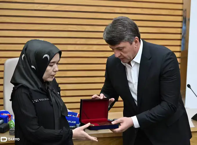 Семье Абдуманнопа Самикова, погибшего при спасении тонувших девочек, вручили медаль (фото)