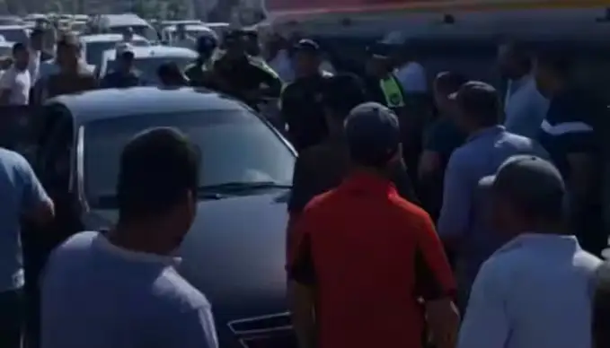 Surxondaryoda YPX xodimlari qochishga uringan haydovchiga kuch ishlatdi (video)