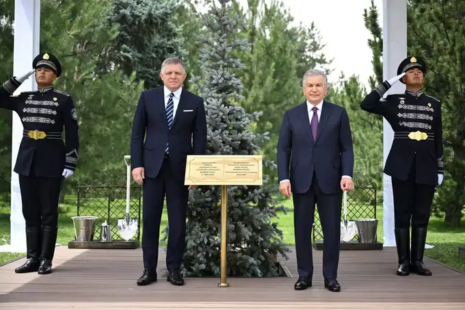 O‘zbekiston prezidenti va Slovakiya bosh vaziri Faxriy mehmonlar xiyobonida daraxt ekdi (foto)