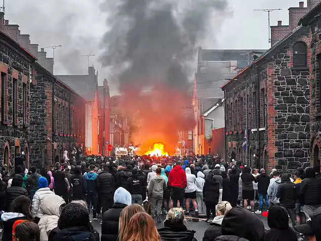 Shimoliy Irlandiyada yuz bergan tartibsizliklarda 15 nafar politsiyachi yaralandi 