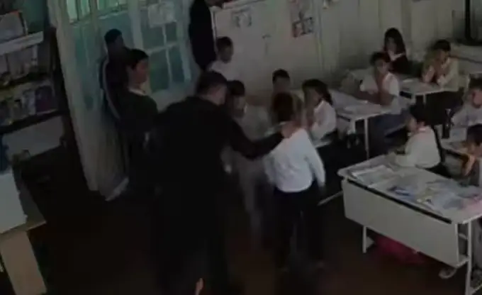 Buxoroda ota maktabga kelib, o‘g‘lining sinfdoshlarini ayovsiz kaltakladi (video) 