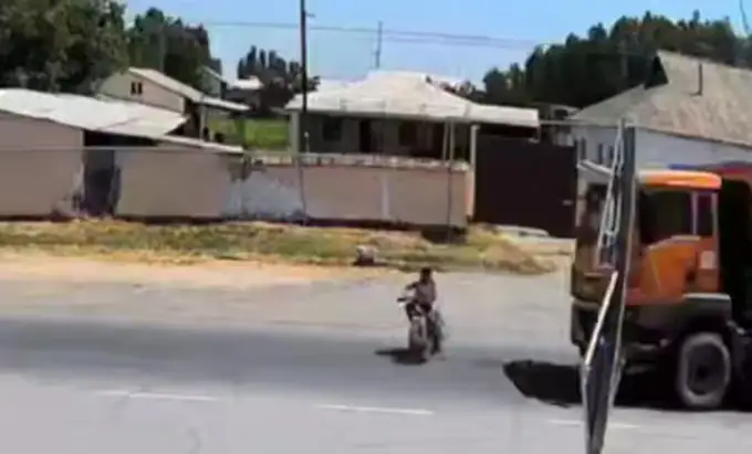 Yangiyo‘lda yuk mashina haydovchisi velosipeddagi 9 yoshli bolani bosib ketdi (video) 