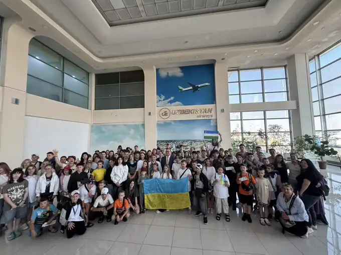 O‘zbekiston ukrainalik bolalarga 2 mingta o‘quv qurollari to‘plamini sovg‘a qildi (foto)