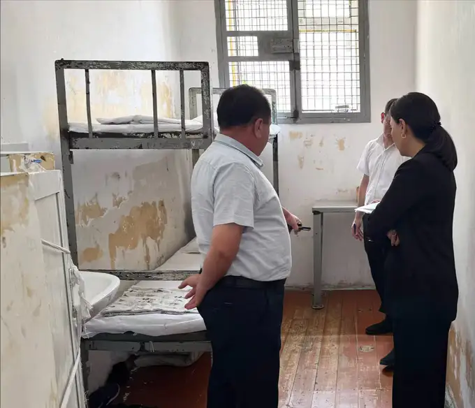 Тошкентдаги 1-сонли тергов ҳибсхонасида сақланаётган шахслар сони белгиланган меъёрдан ошгани аниқланди