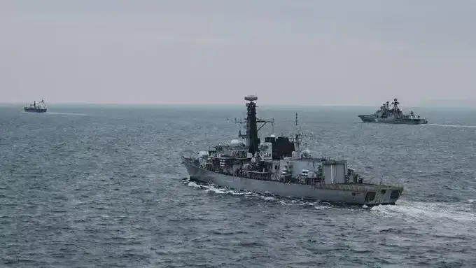 Россия ҳарбий кемаси Ла-Манш бўғозидан яширин тарзда ўтди (фото)