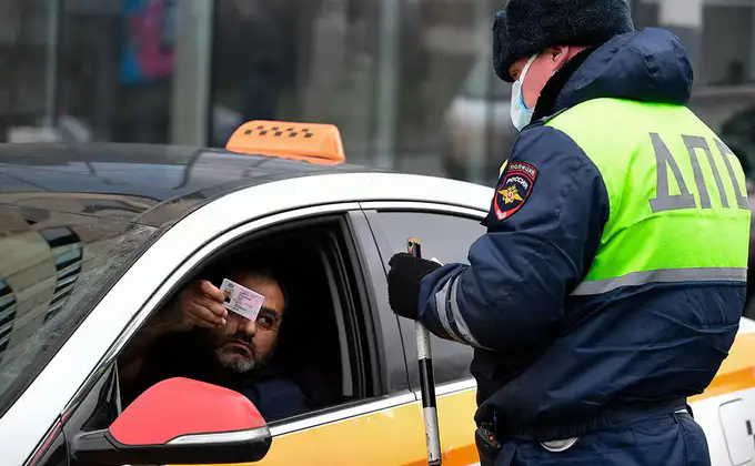 Россияда мигрант ҳайдовчиларни ишдан бўшатиш таклиф қилинди