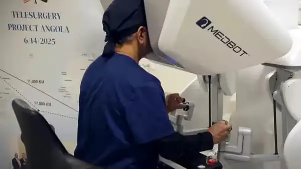 AQSHda shifokor robot yordamida angolalik bemorning o‘simtasini masofadan turib olib tashladi