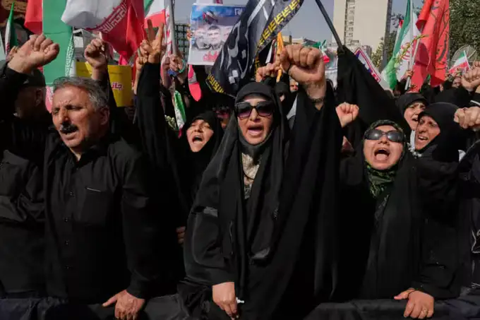AQSH 12 kunlik urushdan keyin ilk bor Eron neftiga sanksiya kiritdi
