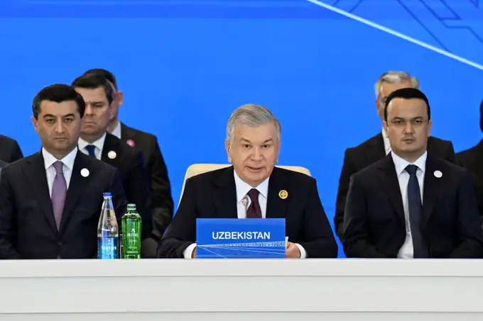Шавкат Мирзиёев предложил организовать в Самарканде форум национальных авиакомпаний