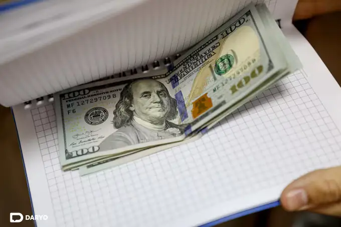 O‘zbekistonda dollar kursi yana 12 700 so‘mdan oshdi