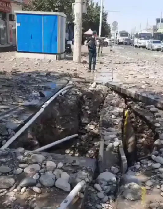 В Ташкенте из-за высокого давления произошел прорыв трубы с горячей водой (видео)