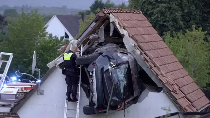 Germaniyada avtomobil YTH oqibatida omborxona tomiga kirib ketdi (video)