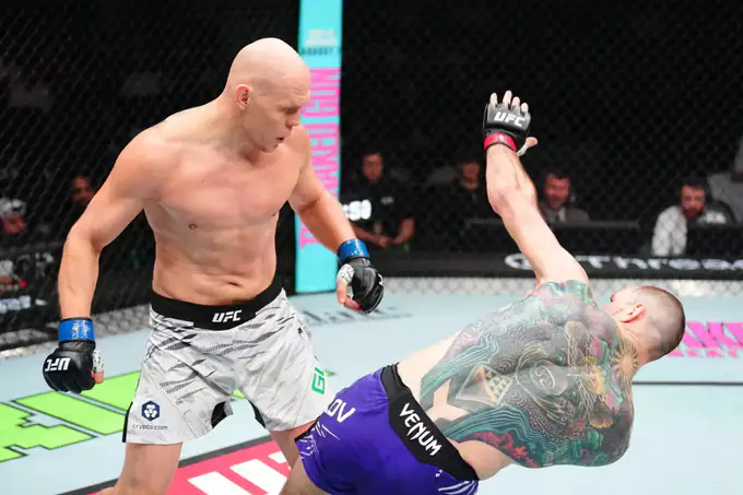 UFC оn ABC 9. Богдан Гусков Никита Крилов устидан ишончли ғалабага эришди (видео)  