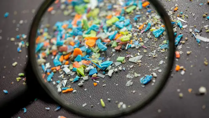 Insonlar har kuni 68 ming mikroplastik zarrachalarni nafas yo‘llari orqali yutadi — olimlarning dahshatli xulosalari