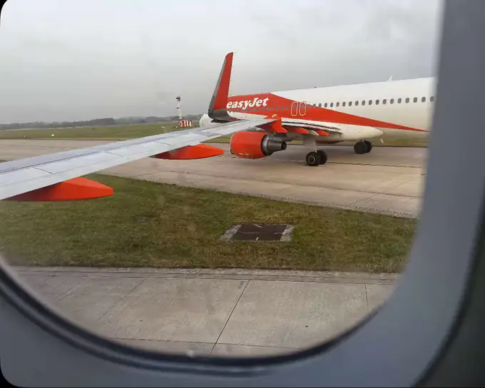Britaniyadagi aeroportda samolyotlar to‘qnashishi sabab parvozlar vaqtincha bekor qilindi (video)