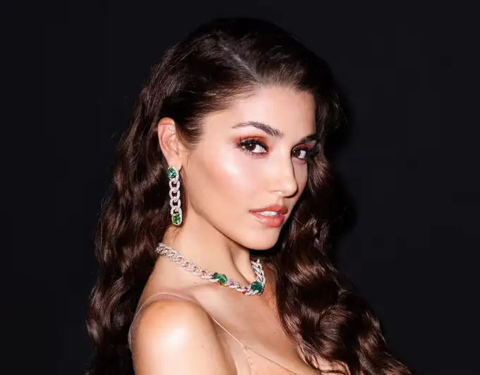 Hande Erchel rollari evolyutsiyasi: u qanday qilib oddiy qizdan millionlab muxlislarga ega aktrisaga aylandi? 