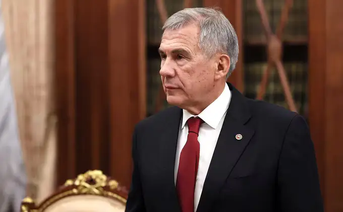 “Bu qandaydir bema’nilik”. Tatariston rahbari rus tilini bilmagan muhojir bolalarni maktabga qabul qilmaslik haqidagi qonunni tanqid qildi