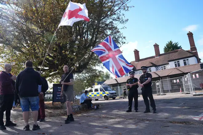 Britaniya hukumati qochqinlarni sanoat va ombor binolariga ko'chirmoqchi